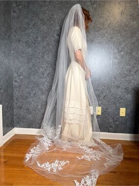 Ivory Bridal Veil with Floral Lace Trim